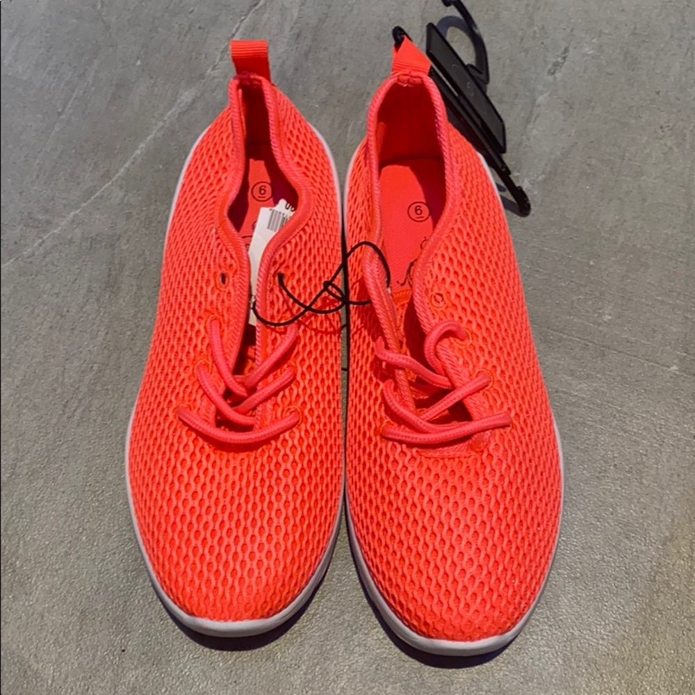 Sneakers size 6